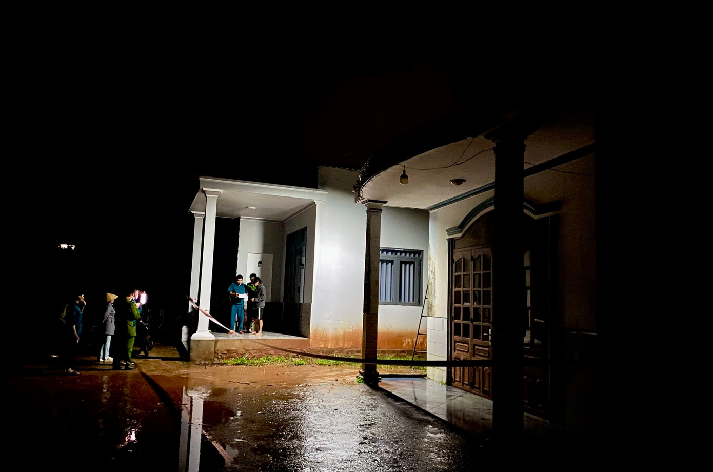 Lực lượng chức năng đến thông báo, hỗ trợ người dân di dời Lực lượng chức năng đến thông báo, hỗ trợ người dân di dời