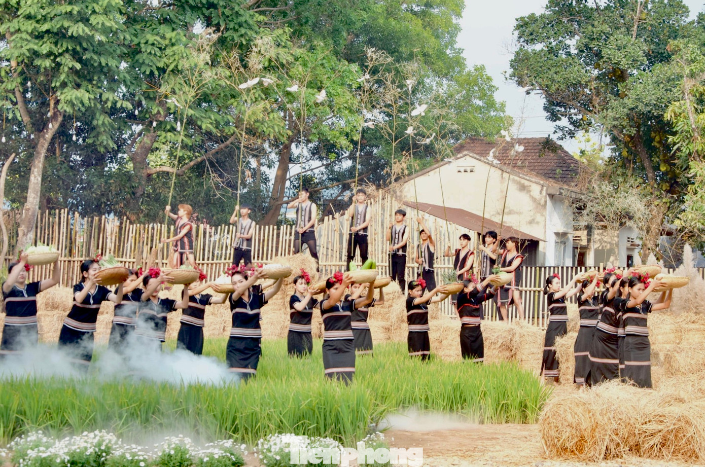 Chị Y Niên (trú thôn 3, xã Đăk Mar) chia sẻ đây là lần đầu chị được chiêm ngưỡng một chương trình có quy mô lớn và hoành tráng thế này. Đặc biệt là những bộ trang phục dân tộc trình diễn và tái hiện không gian phiên chợ ngày mùa.