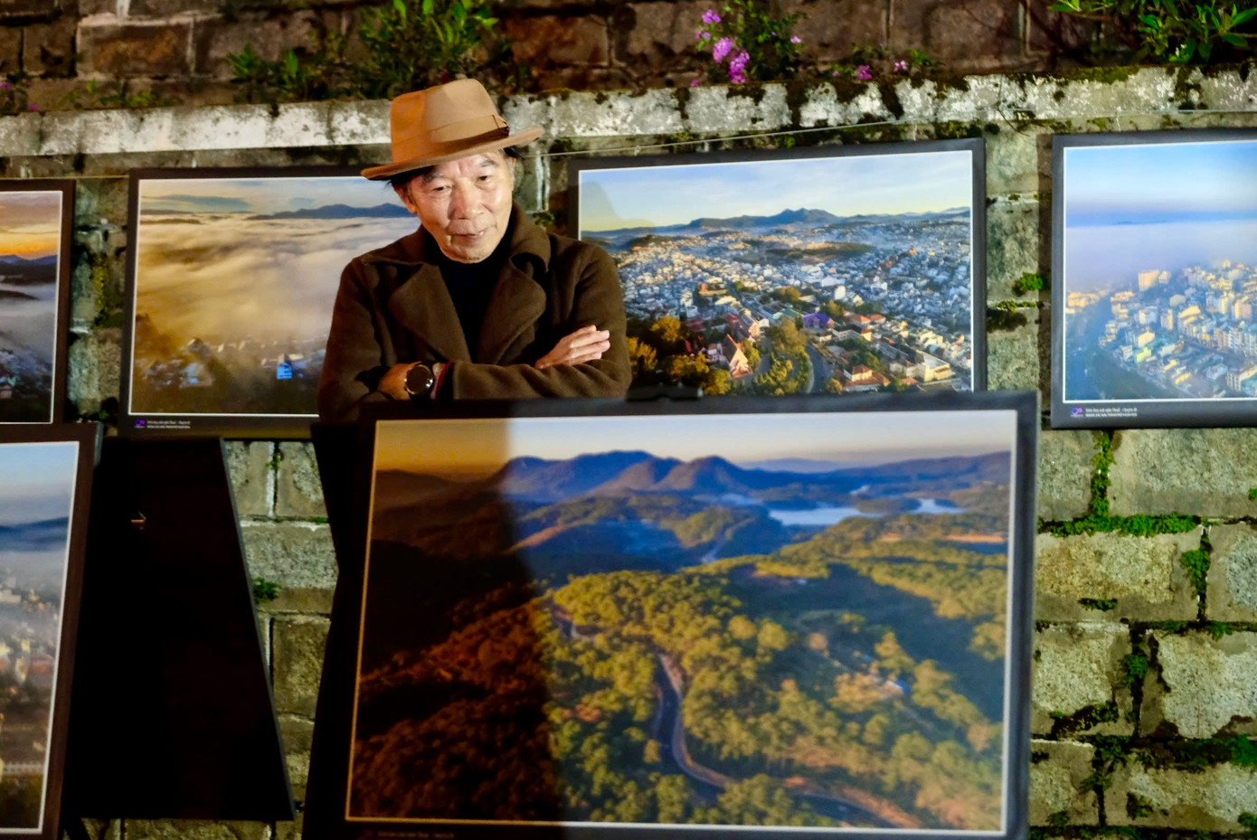 Trong đêm khai mạc, triển lãm đã thu hút đông đảo du khách đến tham quan bởi tình yêu với Đà Lạt. Triển lãm mở cửa miễn phí phục vụ người dân địa phương và du khách đến ngày 14/12.