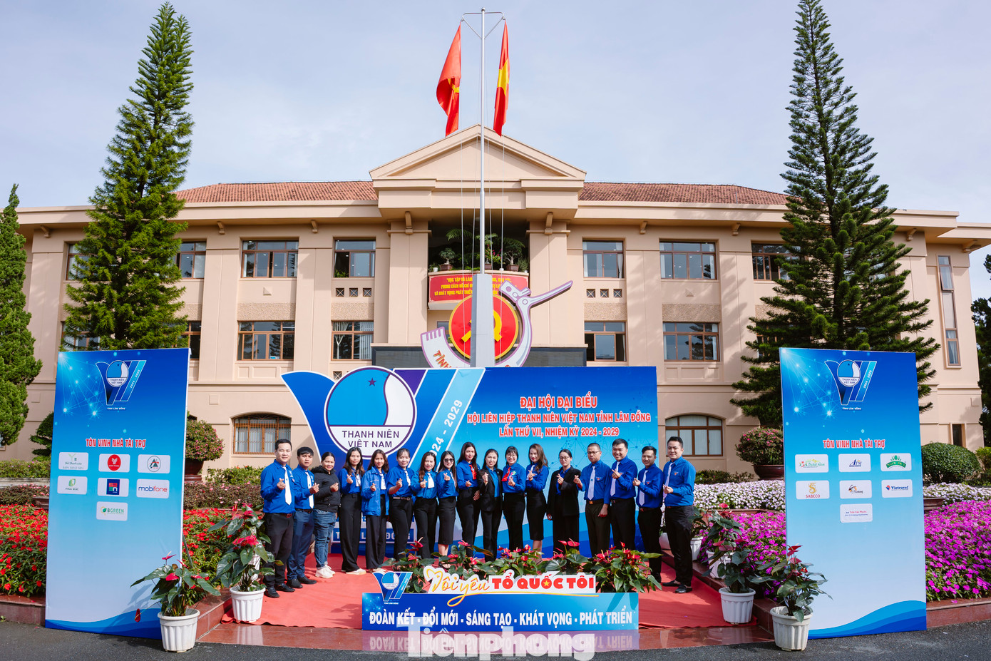 Thanh niên các cấp bộ Hội chụp hình lưu niệm Thanh niên các cấp bộ Hội chụp hình lưu niệm