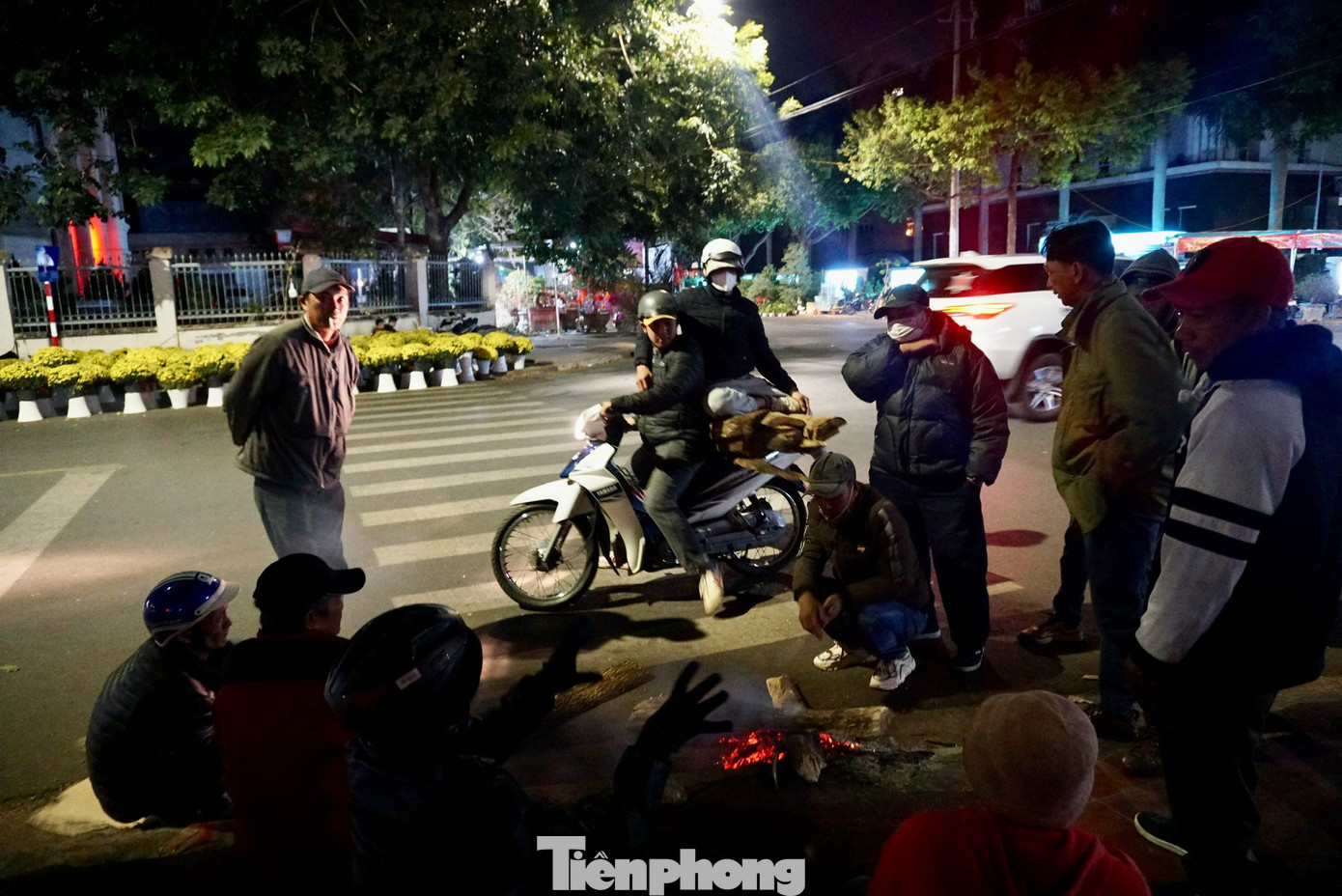 Một nhóm cửu vạn khoảng 15 người nhóm lửa bên vỉa hè gần chợ hoa chờ xe hàng. Ông Nguyễn Văn Linh (trú TP Buôn Mê Thuột) cho biết: "Chúng tôi phải túc trực xuyên đêm để chờ những xe hàng chở hoa đào, cúc, mai... Một đêm làm việc cật lực như vậy, mỗi ngày thường sẽ có thu nhập từ 120.000 - 250.000đ. Khi trời sáng, chúng tôi về nhà ngủ đến trưa, sau đó lại tiếp tục chạy xe ba gác ra các vựa hoa để chờ có người thuê giao hàng".