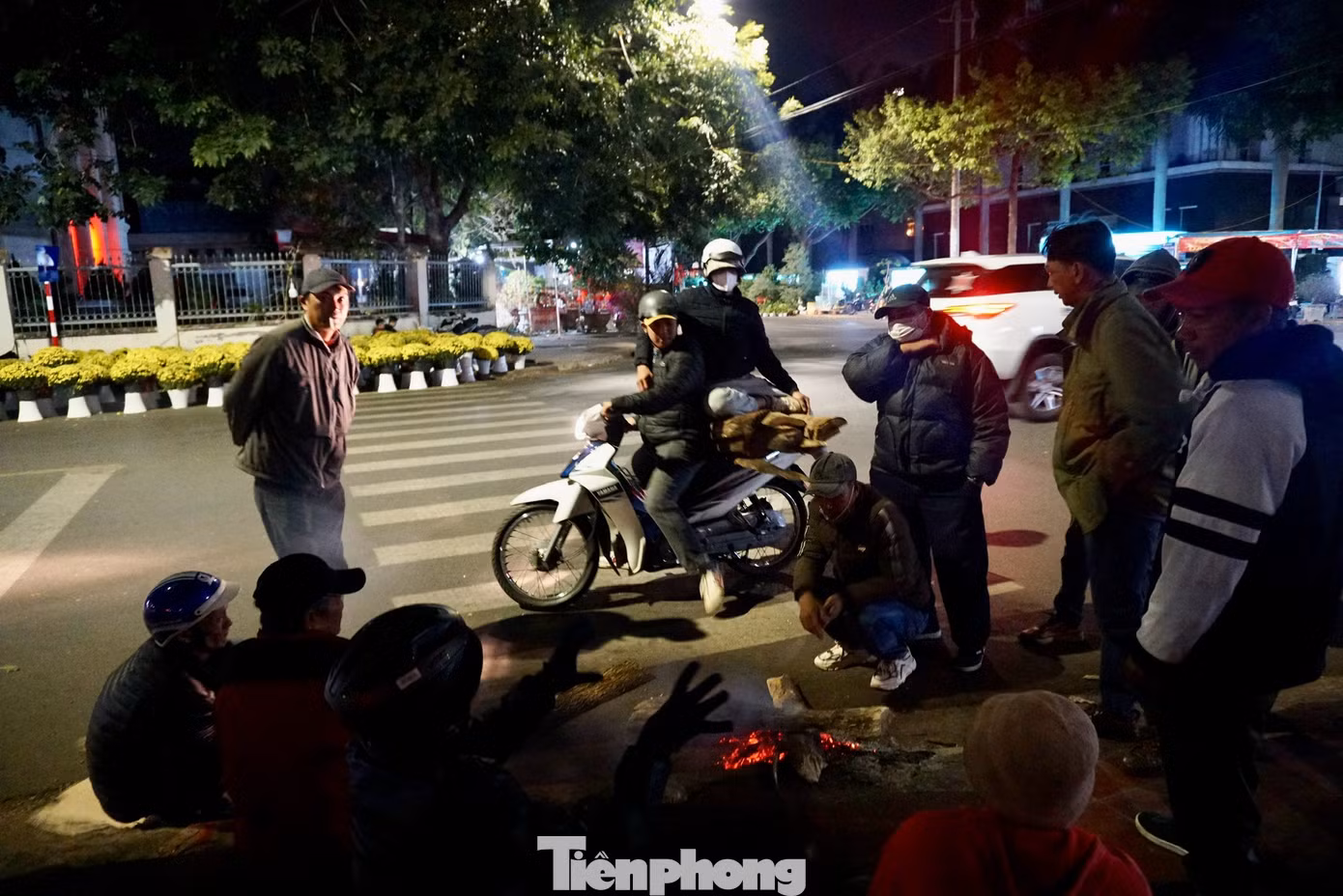 Một nhóm cửu vạn khoảng 15 người nhóm lửa bên vỉa hè gần chợ hoa chờ xe hàng. Ông Nguyễn Văn Linh (trú TP Buôn Mê Thuột) cho biết: "Chúng tôi phải túc trực xuyên đêm để chờ những xe hàng chở hoa đào, cúc, mai... Một đêm làm việc cật lực như vậy, mỗi ngày thường sẽ có thu nhập từ 120.000 - 250.000đ. Khi trời sáng, chúng tôi về nhà ngủ đến trưa, sau đó lại tiếp tục chạy xe ba gác ra các vựa hoa để chờ có người thuê giao hàng".