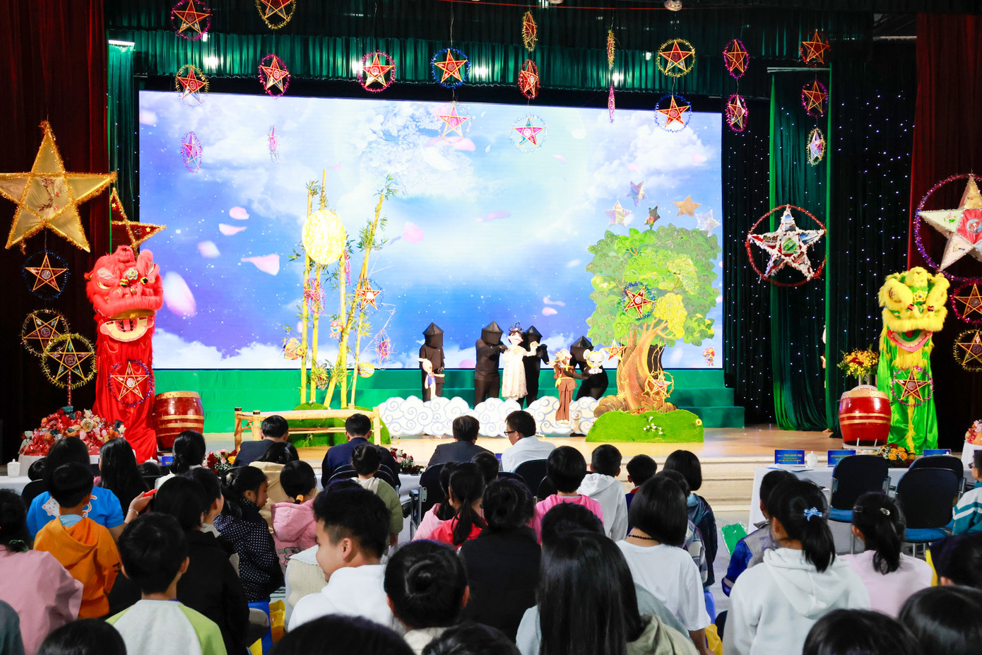 Hàng trăm thiếu nhi đặc biệt thưởng thức các tiết mục văn nghệ Hàng trăm thiếu nhi đặc biệt thưởng thức các tiết mục văn nghệ