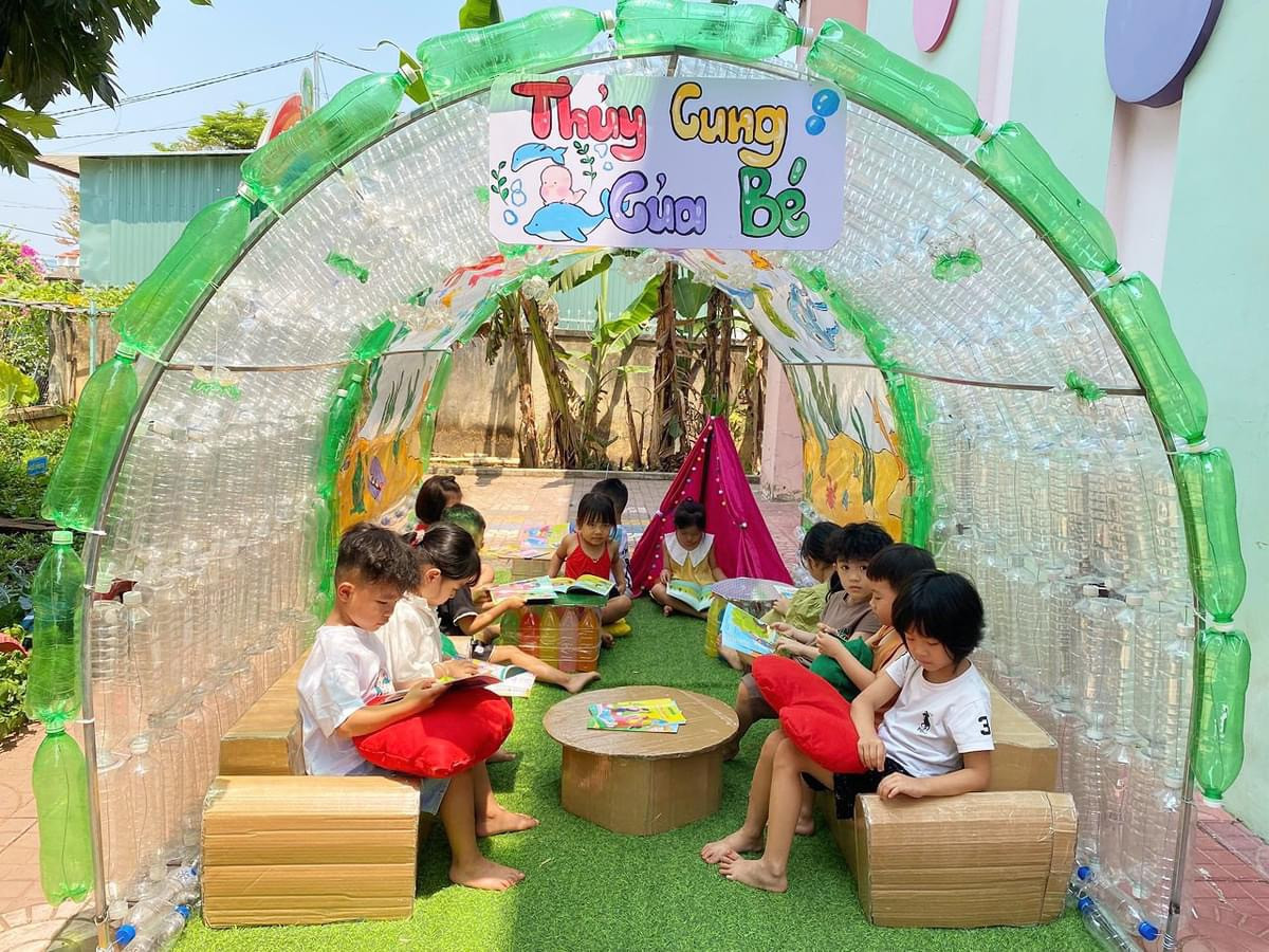 Trẻ phấn khởi dưới thủy cung từ rác thải nhựa