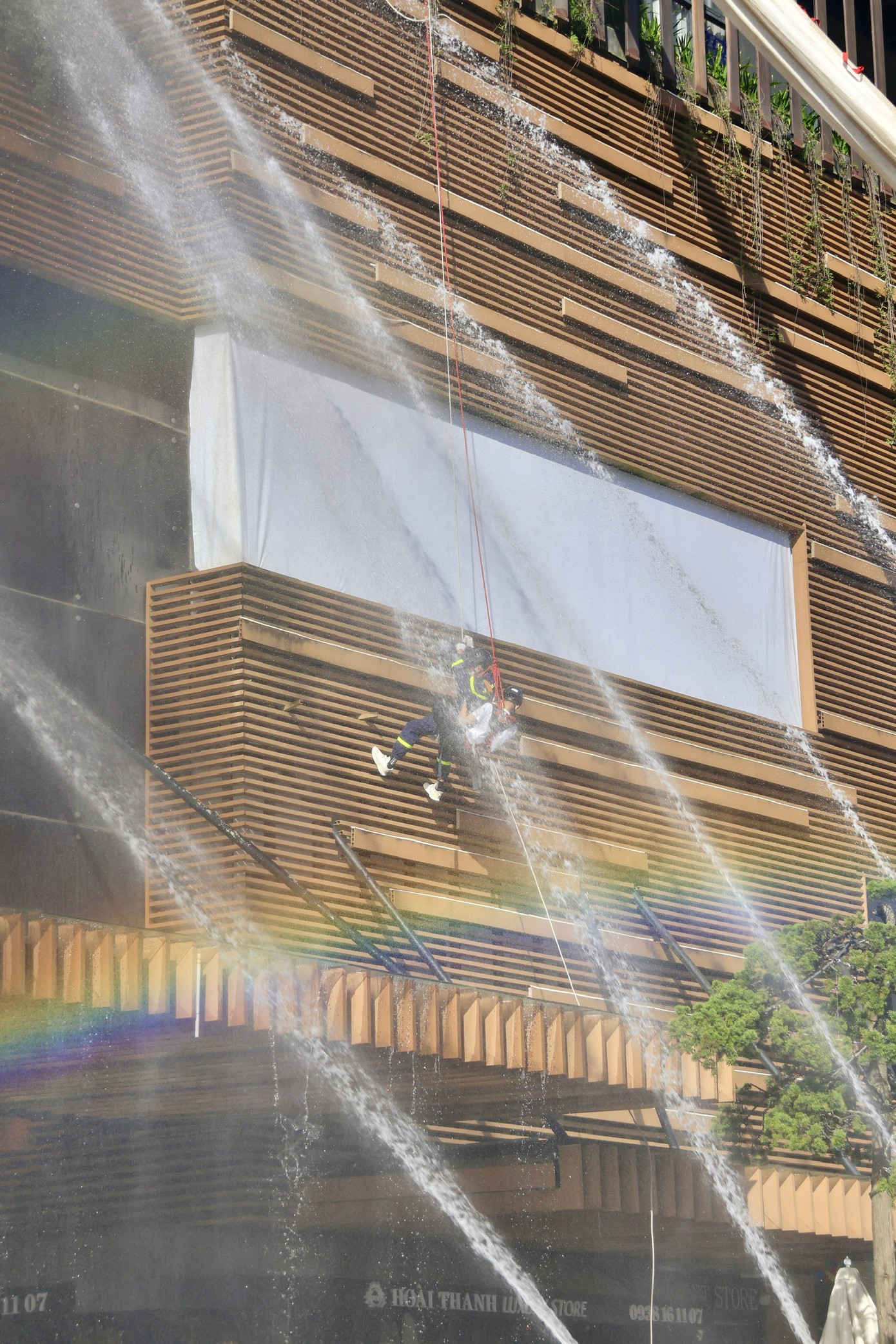 Tiếp cận hiện trường, lực lượng Cảnh sát PCCC&CNCH tổ chức tìm kiếm, đưa nạn nhân ra khỏi đám cháy.