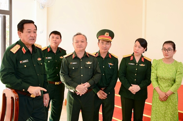 Đoàn đại biểu tham quan công trình trường học Đoàn đại biểu tham quan công trình trường học