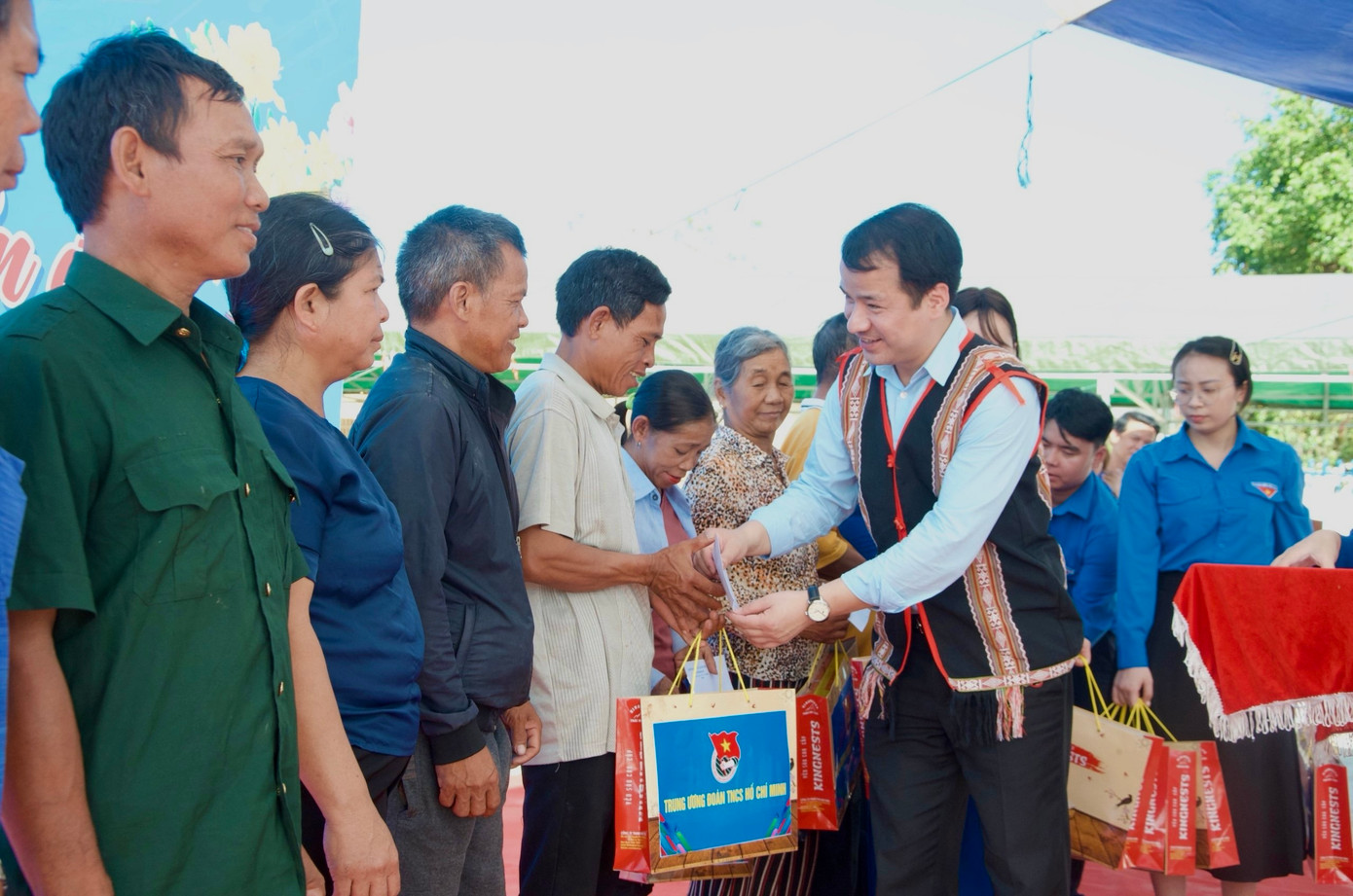 Anh Ngô Văn Cương, Bí thư T.Ư Đoàn tặng quà cho người có uy tín tại làng Le. Ảnh: Thái Lâm Anh Ngô Văn Cương, Bí thư T.Ư Đoàn tặng quà cho người có uy tín tại làng Le. Ảnh: Thái Lâm