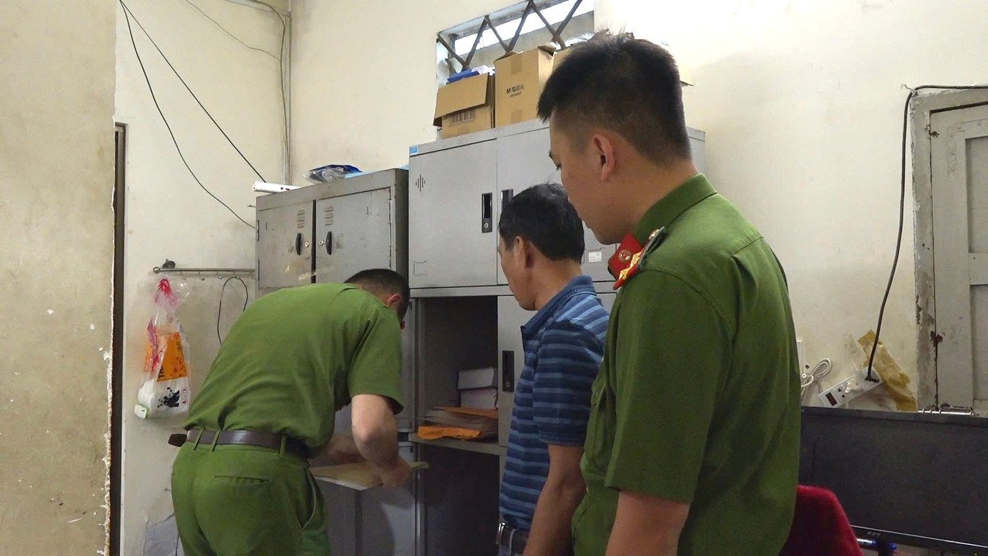 Cơ quan chức năng khám xét nơi làm việc và nhà riêng của ông Tuấn