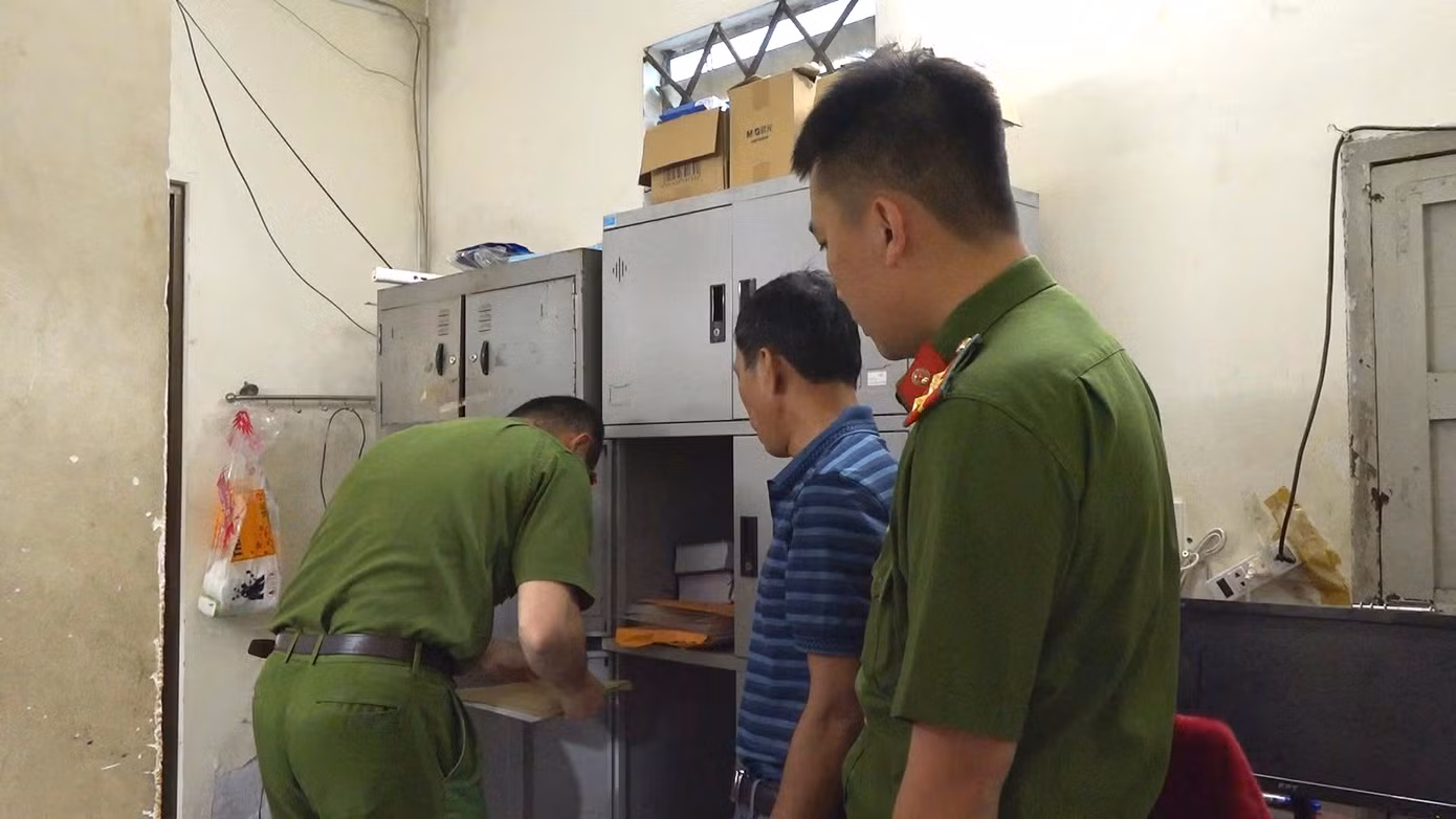 Cơ quan chức năng khám xét nơi làm việc và nhà riêng của ông Tuấn Cơ quan chức năng khám xét nơi làm việc và nhà riêng của ông Tuấn