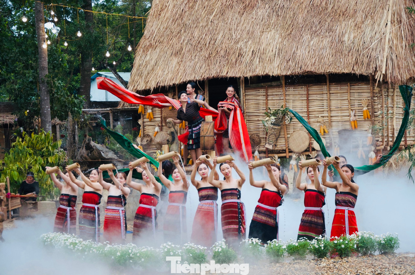 Chiều 8/3, UBND huyện Đăk Hà (Kon Tum) khai mạc Lễ hội Đăk Hà ngày mùa tại rừng đặc dụng Đăk Uy (xã Đăk Mar). Chương trình có sự tham gia của nhiều nghệ sĩ nổi tiếng và hàng trăm bộ trang phục dân tộc.