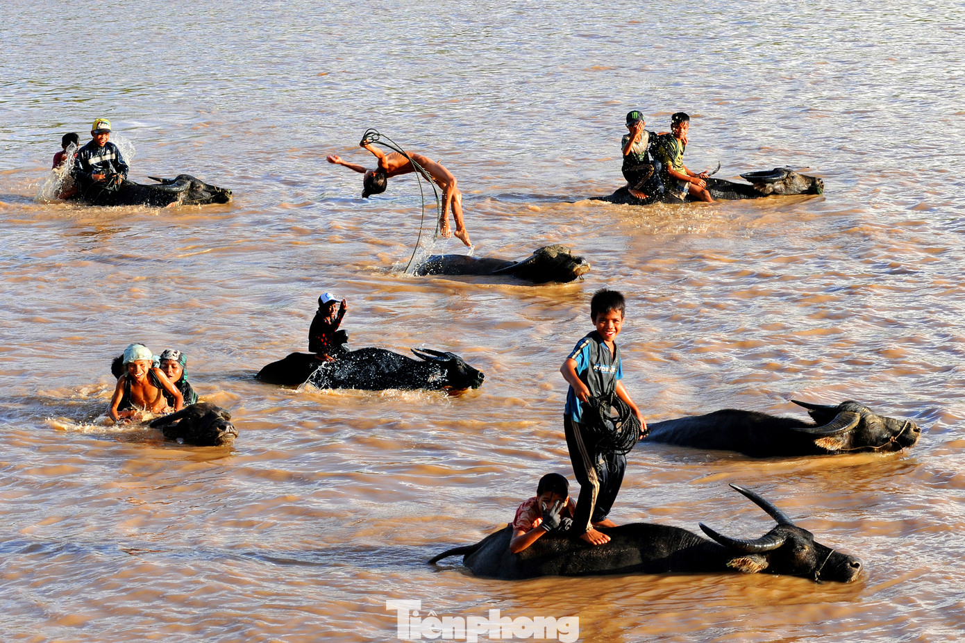 Thích nhất vẫn là tắm sông.