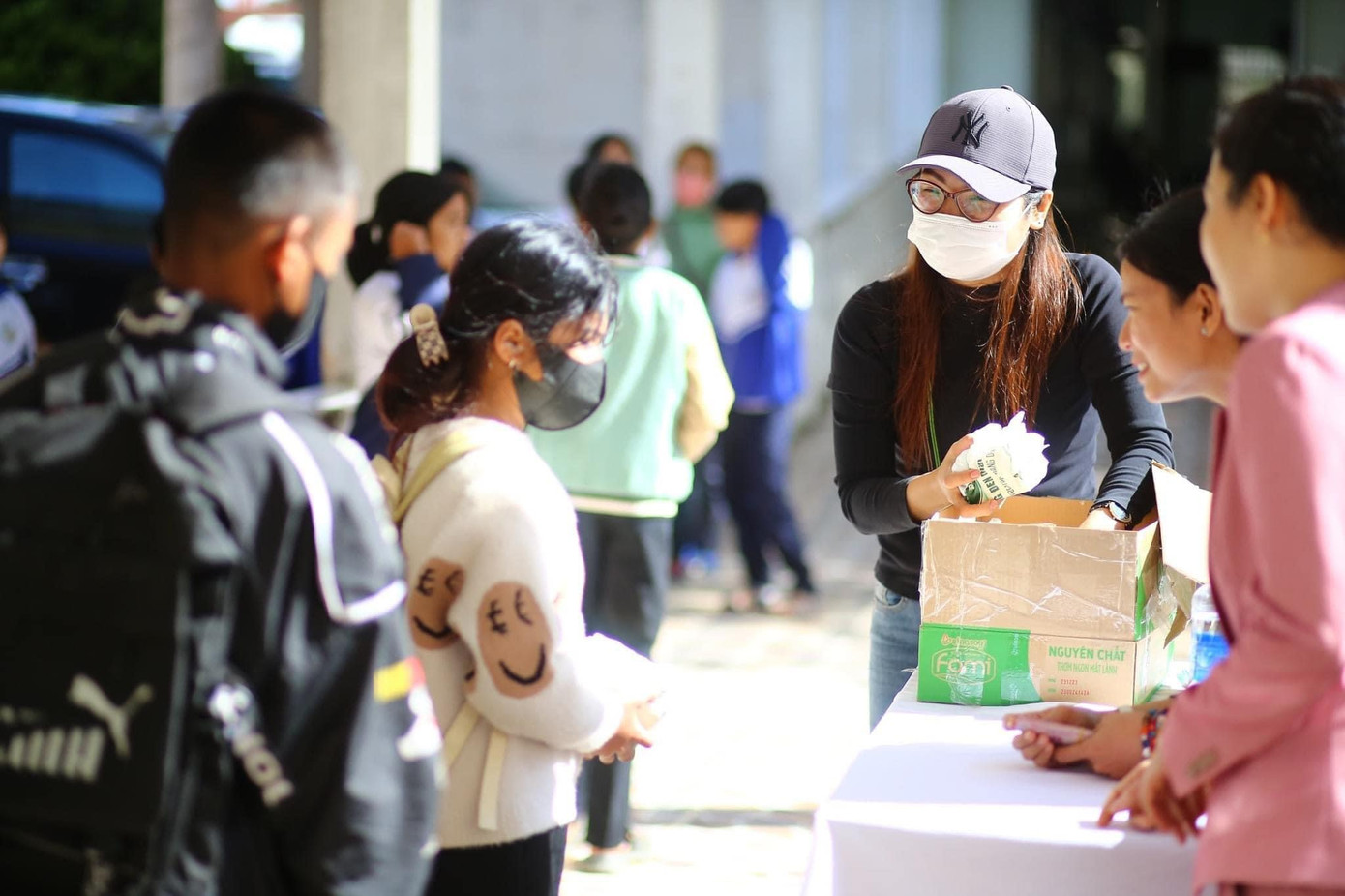 Khi đến khám bệnh tại chương trình, các em sẽ được mạnh thường quân hỗ trợ một túi kẹo, sữa và 50.000đ tiền mặt.