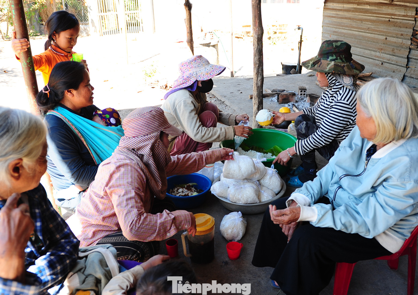 Dưới sân, phụ nữ, người già, trẻ nhỏ tập trung nấu cơm đảm bảo cho người tham gia đủ khẩu phần bữa ăn.
