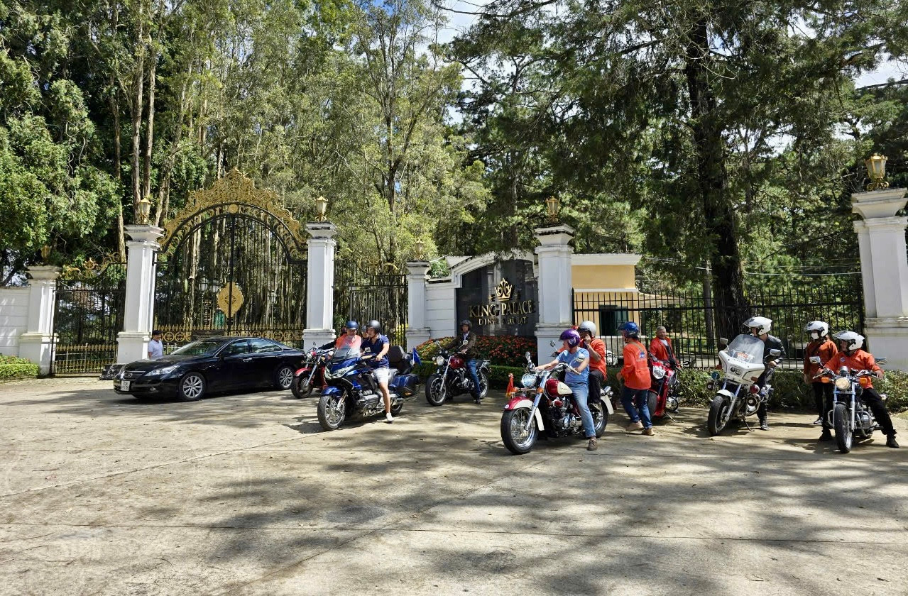 Nhiều du khách sau khi tới Dinh 1 nhưng không được vào đều tỏ ra tiếc nuối.