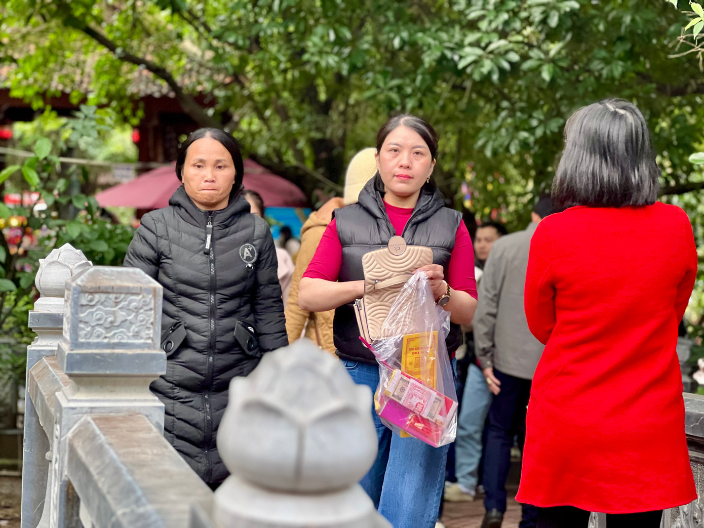 Dòng người nô nức, chen chân qua các khu vực trong đền. Ảnh: Thái Lâm.