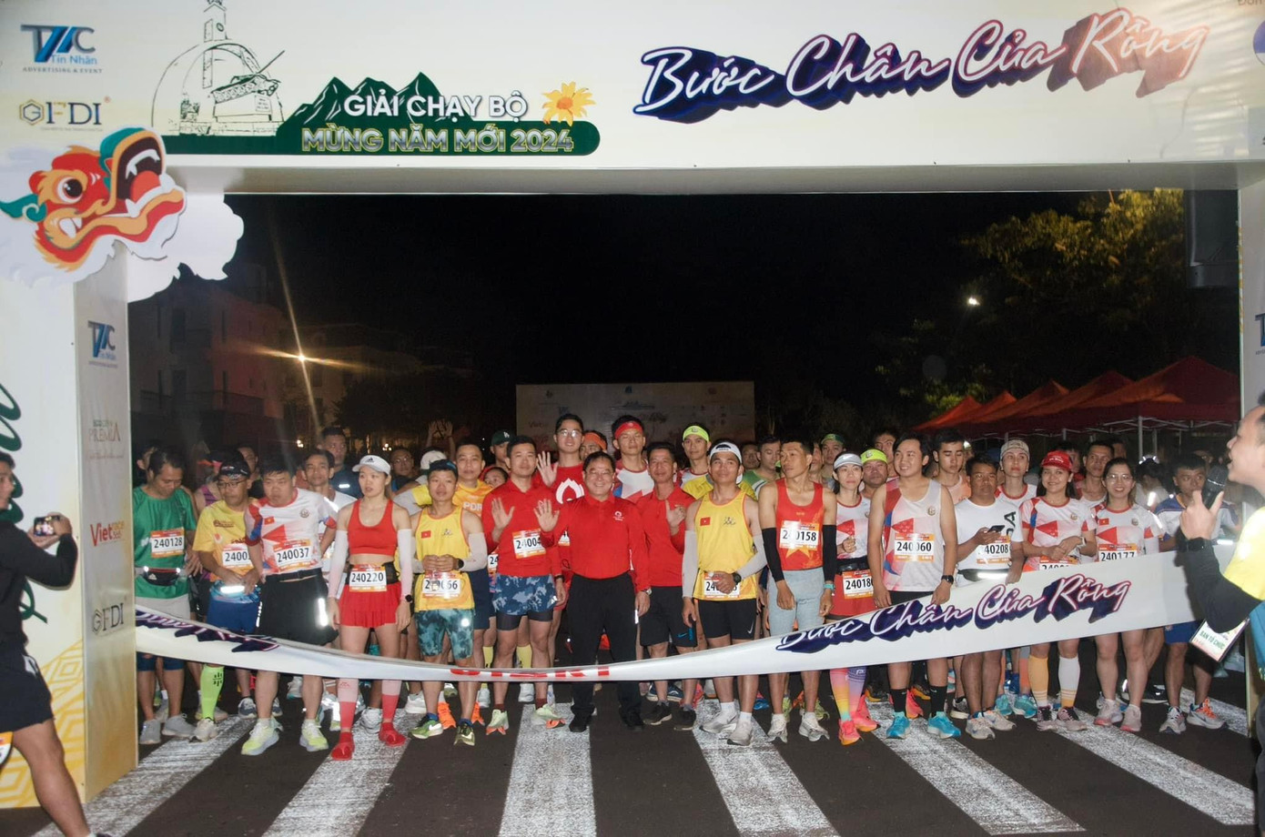 Ngày 1/1, CLB Đắk Lắk Runner phối hợp Hội Liên hiệp Thanh niên (LHTN) Việt Nam tỉnh Đắk Lắk tổ chức giải chạy bộ "Bước chân của Rồng" tại Khu đô thị Eco City Premia (TP Buôn Ma Thuột, Đắk Lắk). Ngày 1/1, CLB Đắk Lắk Runner phối hợp Hội Liên hiệp Thanh niên (LHTN) Việt Nam tỉnh Đắk Lắk tổ chức giải chạy bộ "Bước chân của Rồng" tại Khu đô thị Eco City Premia (TP Buôn Ma Thuột, Đắk Lắk).