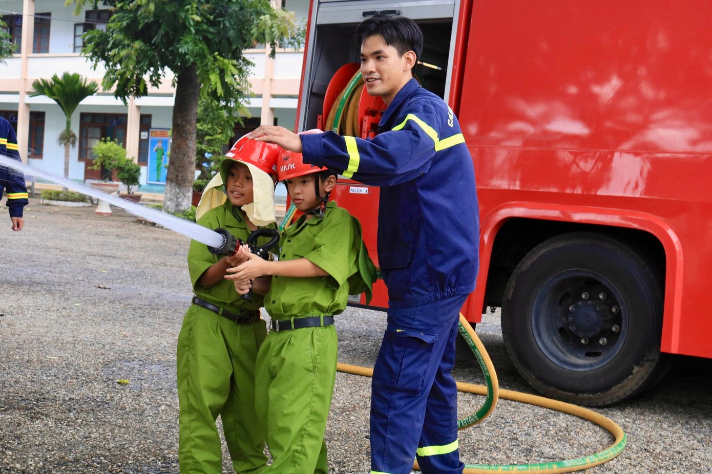 Thiếu nhi &quot;Học làm chiến sĩ công an&quot; được tập huấn kỹ năng phòng chống cháy nổ và thoát hiểm. Ảnh minh họa: Thái Lâm