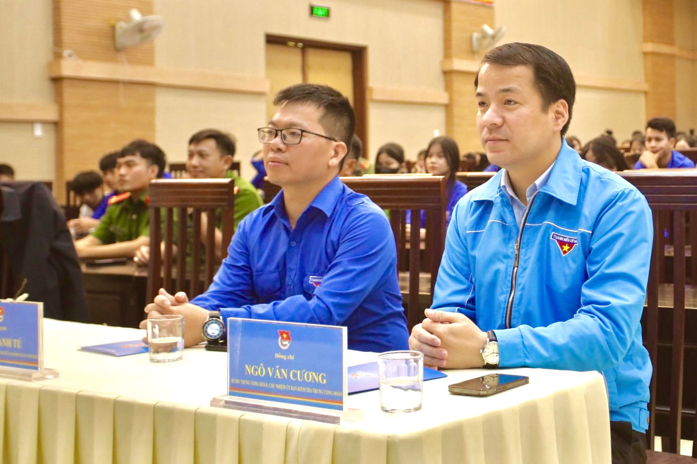 Dự chương trình có anh Ngô Văn Cương - Bí thư T.Ư Đoàn, Chủ nhiệm Ủy ban Kiểm tra T.Ư Đoàn; anh Lê Thanh Tú - Ủy viên Ban Thường vụ, Trưởng Ban Thanh niên xung phong T.Ư Đoàn; lãnh đạo huyện Ia H’Drai cùng Tỉnh Đoàn Kon Tum và hơn 200 đoàn viên thanh niên (ĐVTN). Ảnh: Thái Lâm