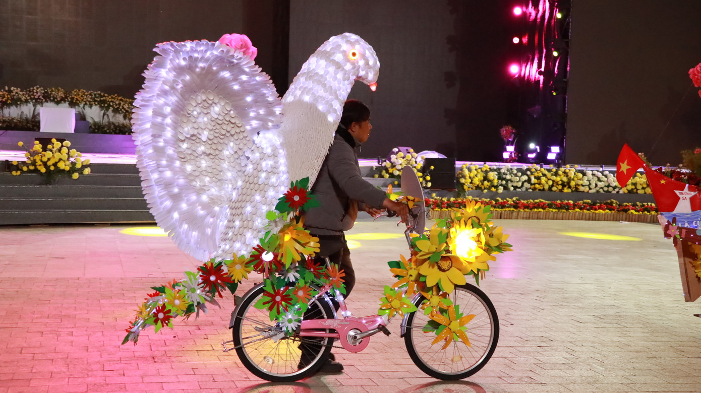 Các xe đạp hoa trong hội thi Trang trí xe đạp hoa từ vật liệu tái chế trước đó cũng tham gia diễu hành.