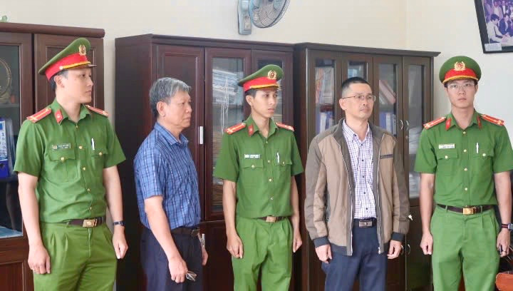 Cơ quan chức năng tống đạt các quyết định đối với ông Thuần và ông Giang