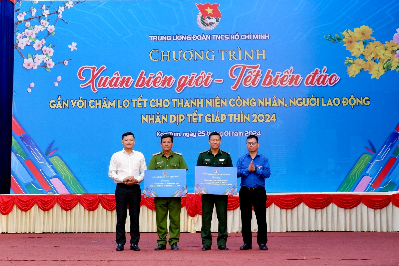 Anh Lê Thanh Tú - Ủy viên Ban Thường vụ, Trưởng ban Thanh niên xung phong T.Ư Đoàn cùng nhà đồng hành trao tặng 2 bộ máy tính, 1 máy in và 10 bộ bóng đèn năng lượng mặt trời cho đơn vị công an xã và Đồn Biên biên phòng Ia Dom.