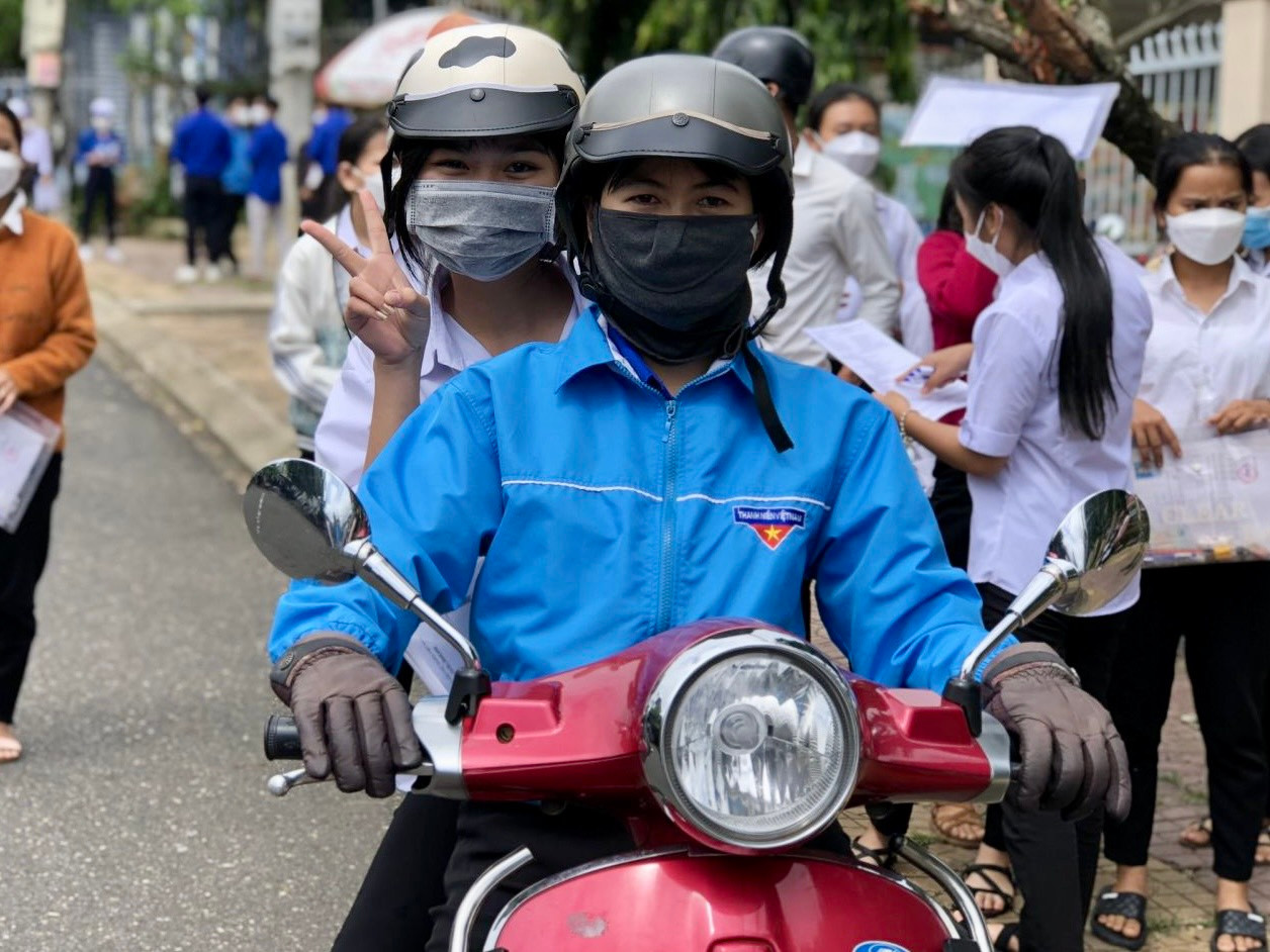 Thí sinh phấn khởi khi sử dụng xe ôm tình nguyện Thí sinh phấn khởi khi sử dụng xe ôm tình nguyện