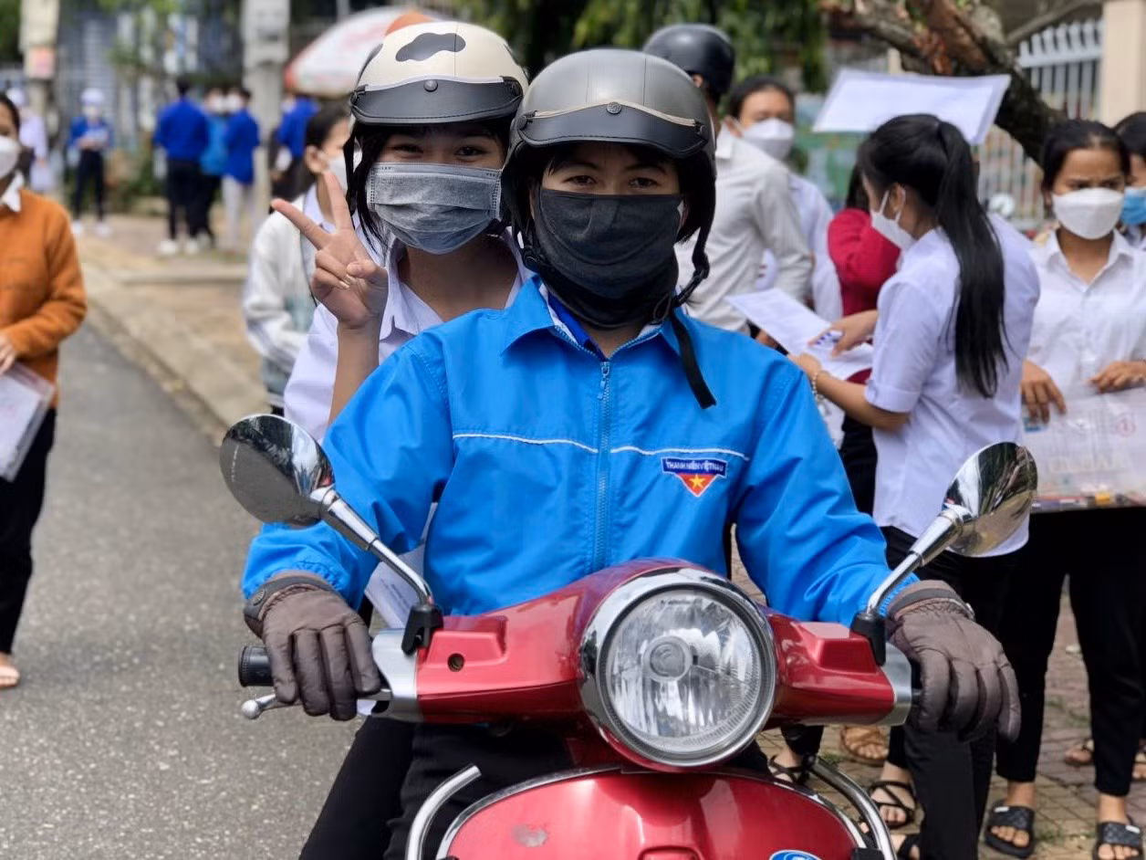 Thí sinh phấn khởi khi sử dụng xe ôm tình nguyện