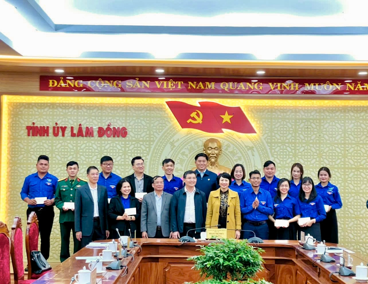 Phó Bí thư Thường trực Tỉnh uỷ Lâm Đồng Phạm Thị Phúc tặng quà động viên đoàn đại biểu.