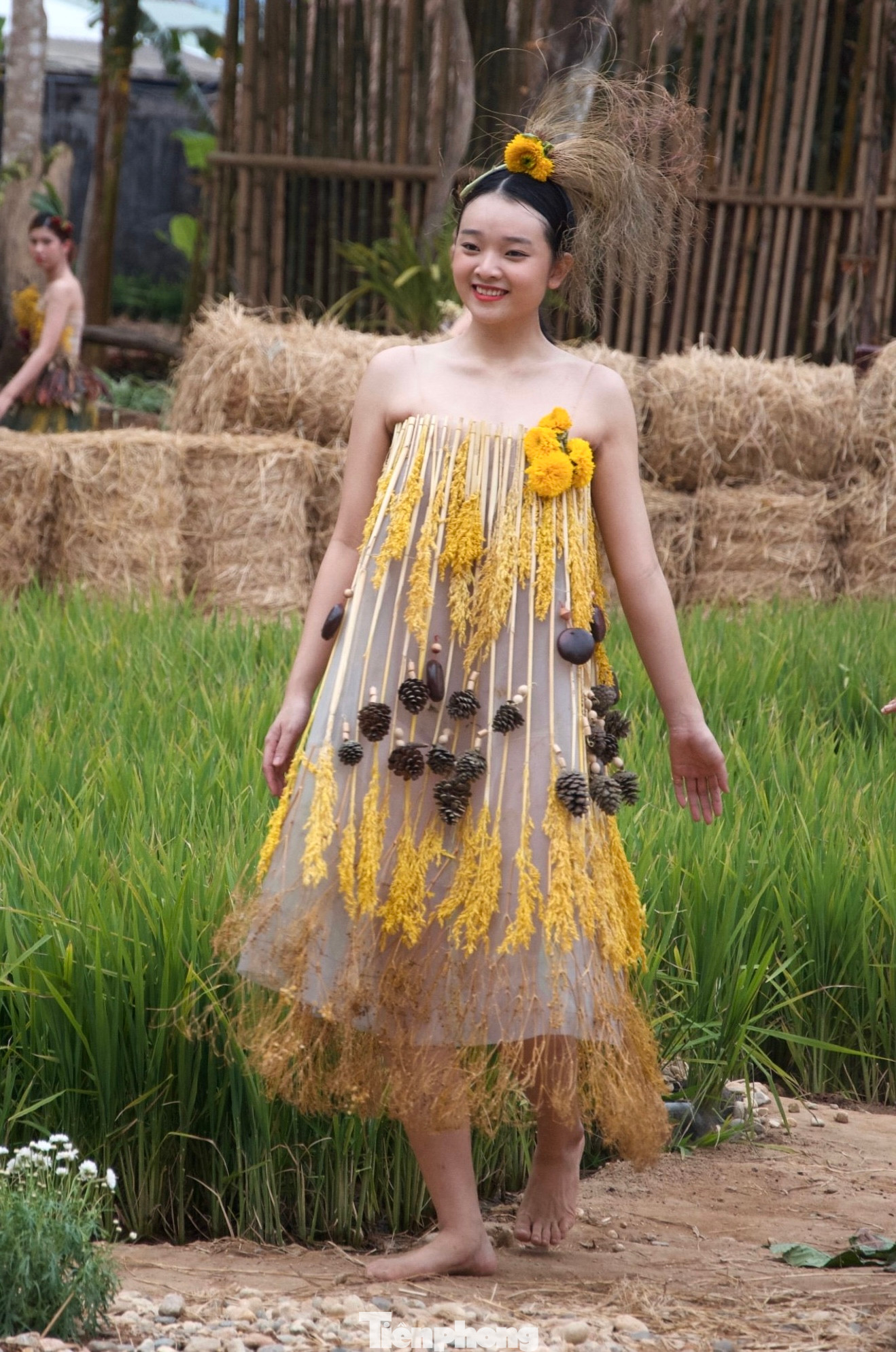 Các thiếu nữ tự tin trình diễn trang phục được lấy ý tưởng từ nông nghiệp.