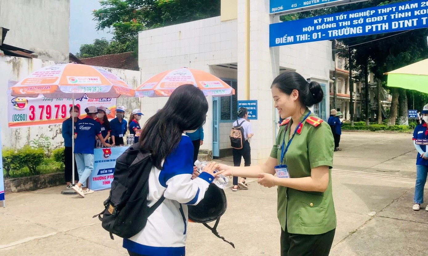 Công an tỉnh Kon Tum tiếp nước cho thí sinh tại kỳ thi tốt nghiệp THPT 2023 Công an tỉnh Kon Tum tiếp nước cho thí sinh tại kỳ thi tốt nghiệp THPT 2023