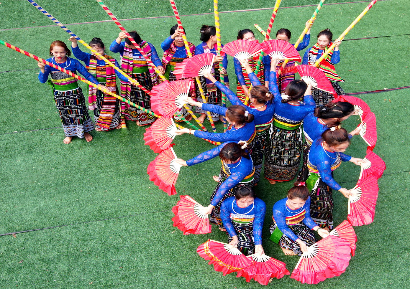 Nhiều điệu nhảy trong múa xòe mô phỏng những bước đi của cha ông, khai phá đất đai, phát rẫy, trồng lúa, lấy nước, tung khăn, mời rượu…