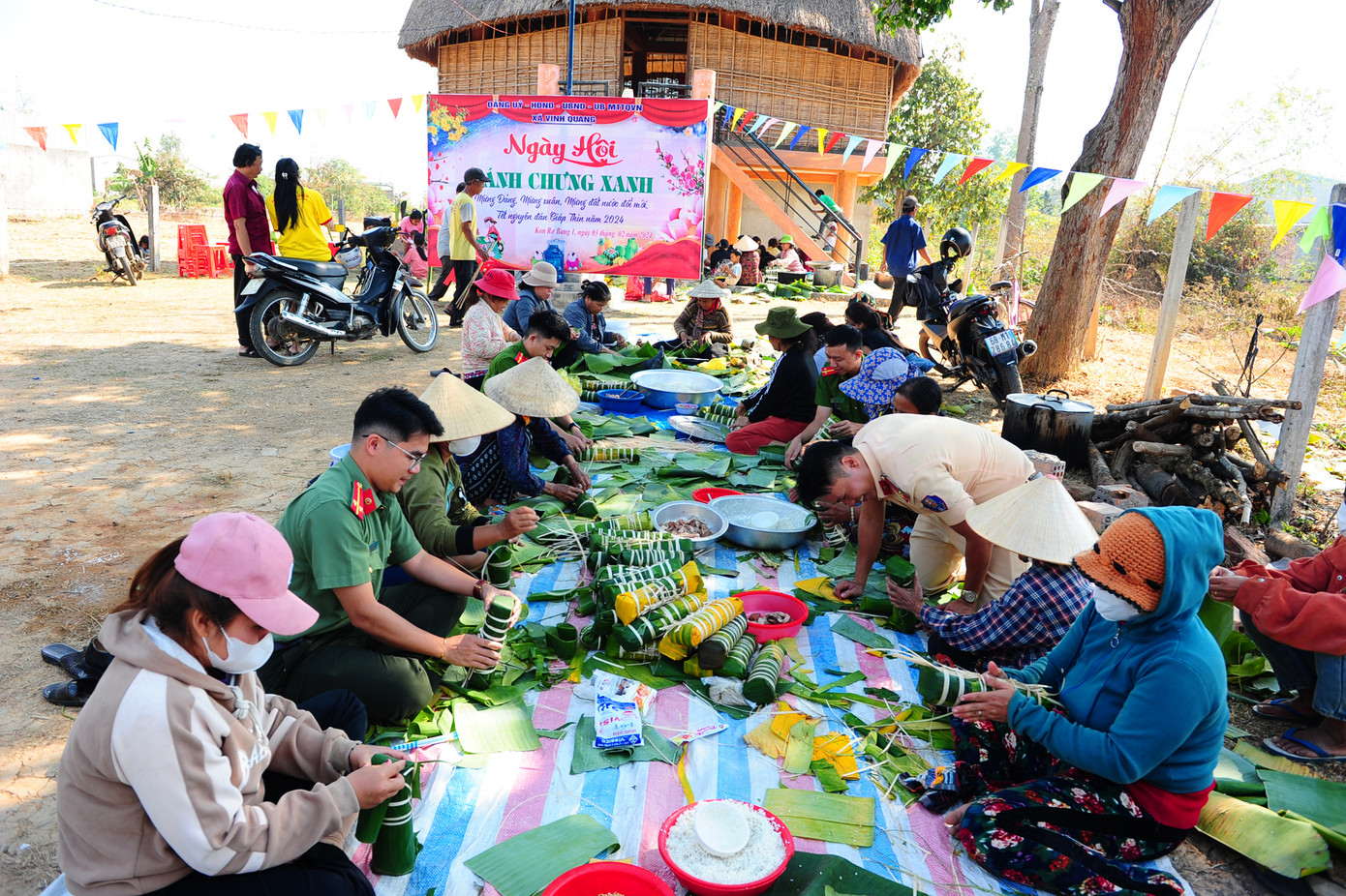 Tổ chức gói bánh và nấu bánh, tập trung tại Nhà rông văn hóa thôn Kon Rơ Bang 1 (xã Vinh Quang, TP.Kon Tum). Tổ chức gói bánh và nấu bánh, tập trung tại Nhà rông văn hóa thôn Kon Rơ Bang 1 (xã Vinh Quang, TP.Kon Tum).