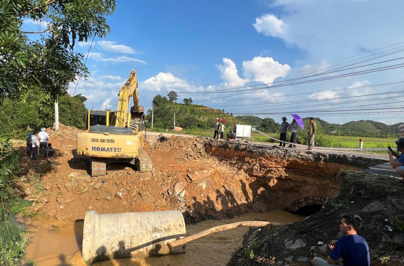 Khẩn trương thi công đường tránh tạm qua đoạn sạt lở