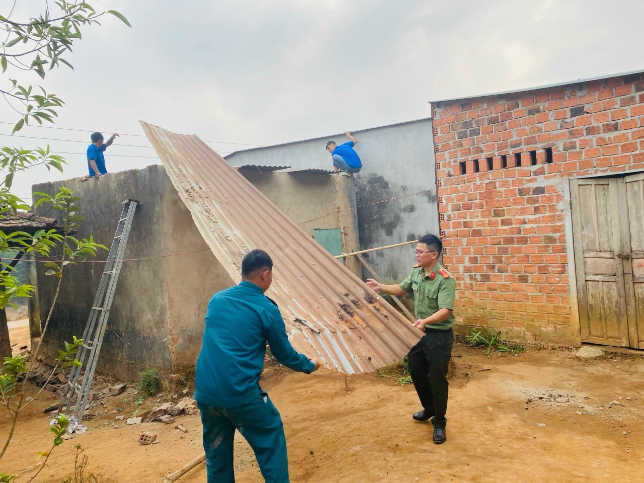 ĐVTN chung tay sửa nhà cho cựu Thanh niên xung phong Y Trang