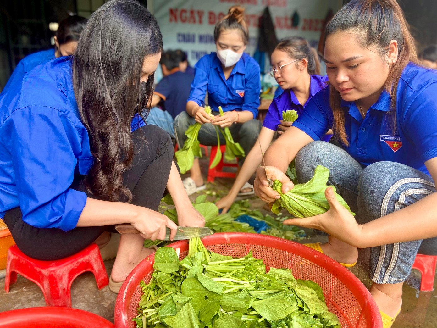 Anh A Duy Khánh - Bí thư Huyện Đoàn Đăk Glei cho biết: “Để tiếp sức các thi sinh, 15 tình nguyện viên Huyện Đoàn đã cùng nhau nấu chuẩn bị cơm trưa. Nguồn thực phẩm trích từ chế độ của các em nội trú do huyện hỗ trợ”.