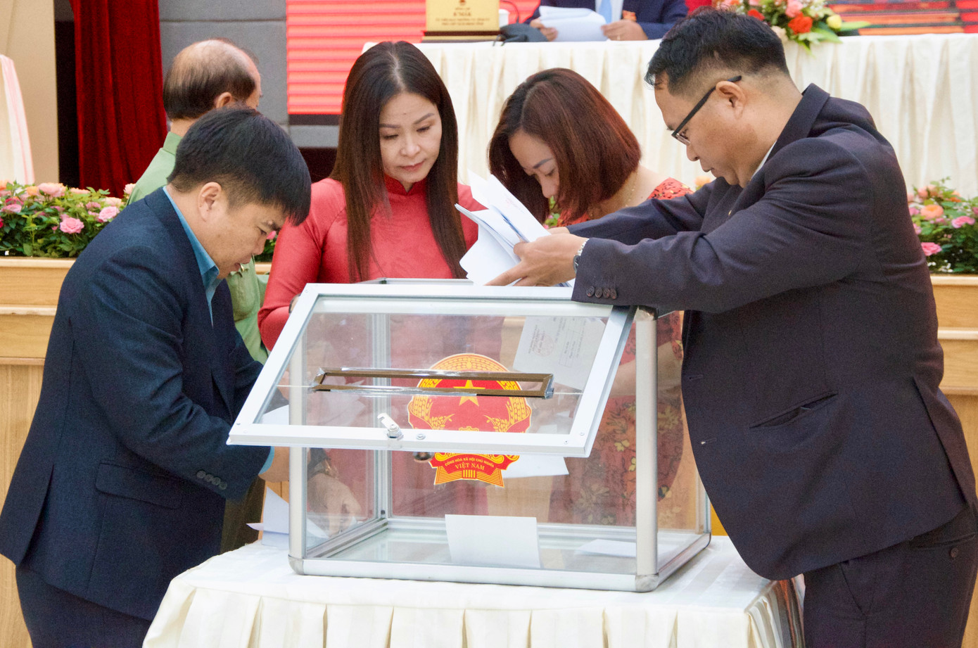 Tổ kiểm phiếu HĐND tỉnh Lâm Đồng thực hiện kiểm phiếu. Tổ kiểm phiếu HĐND tỉnh Lâm Đồng thực hiện kiểm phiếu.