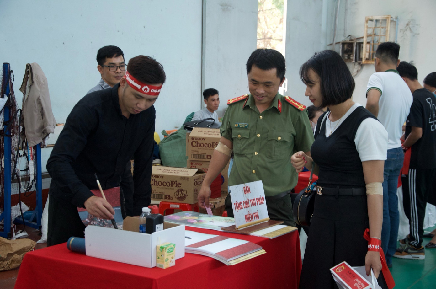 Đại úy Trần Duy Tuấn (Công an TP Buôn Ma Thuột) cho biết đã 5 lần hiến máu, qua mỗi lần là thêm một lần hạnh phúc. Anh chia sẻ, hạnh phúc khi dòng máu của mình đang hòa chung trong một, hay nhiều người đã từng được mình cứu sống. Hạnh phúc khi được sẻ chia, khi biết mình vừa làm một điều có ích cho xã hội. Tại chương trình, có 30 cán bộ chiến sĩ Công an TP Buôn Ma Thuột tham gia hiến máu.