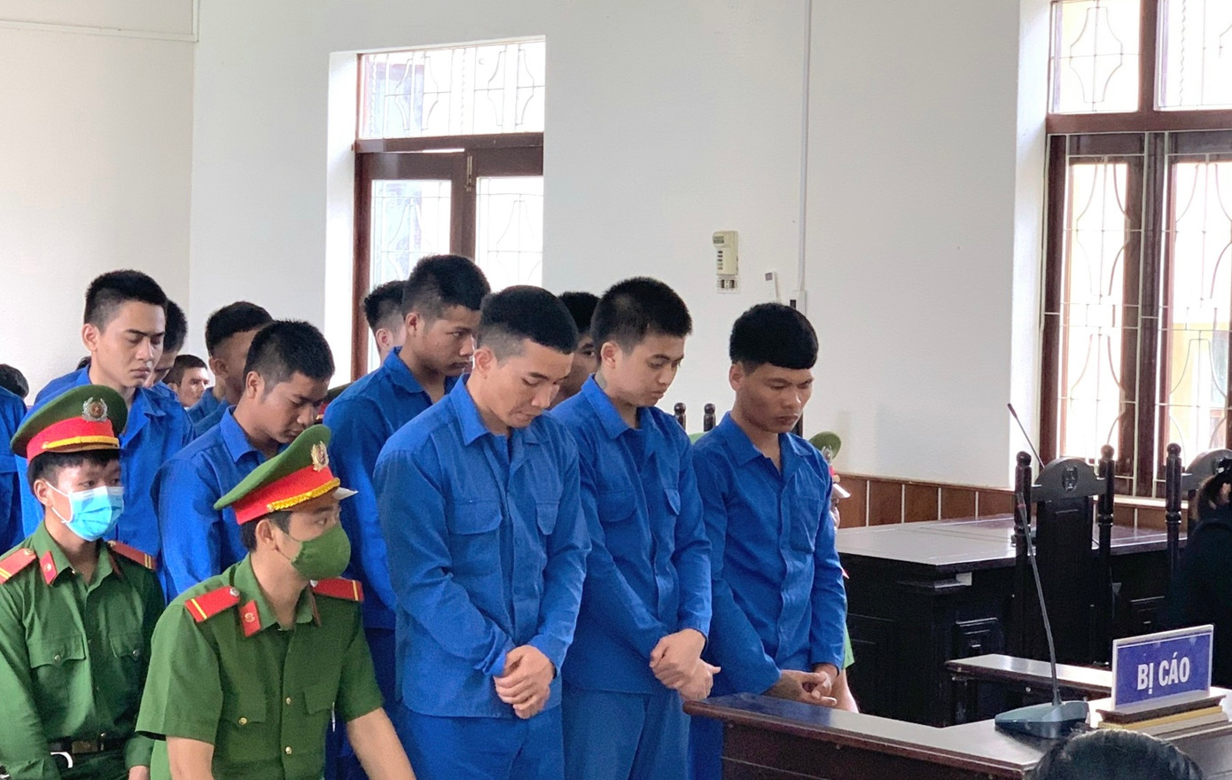 Nhóm thanh niên tại buổi xét xử