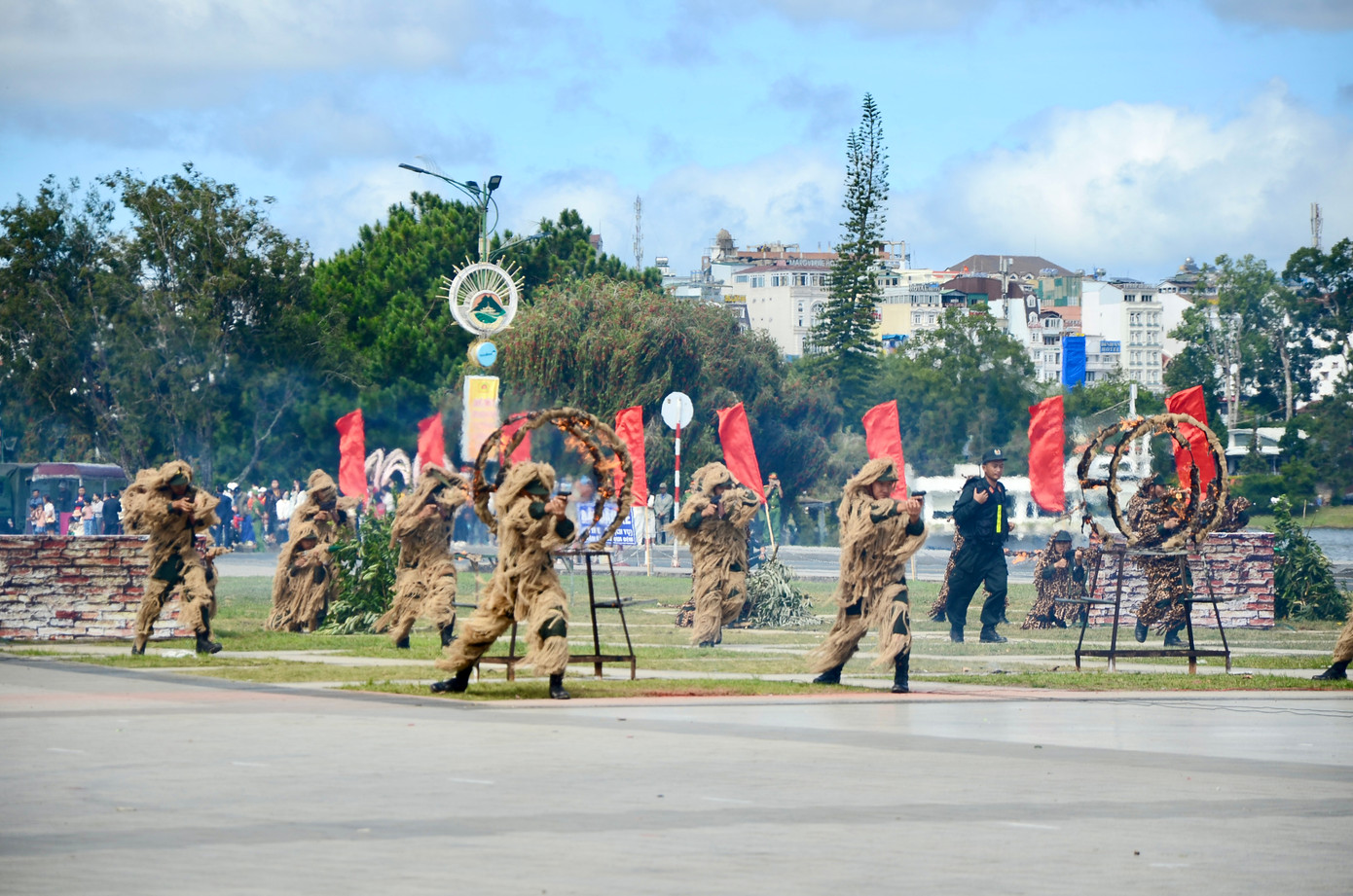 Biểu diễn tình huống trấn áp tội phạm nguy hiểm