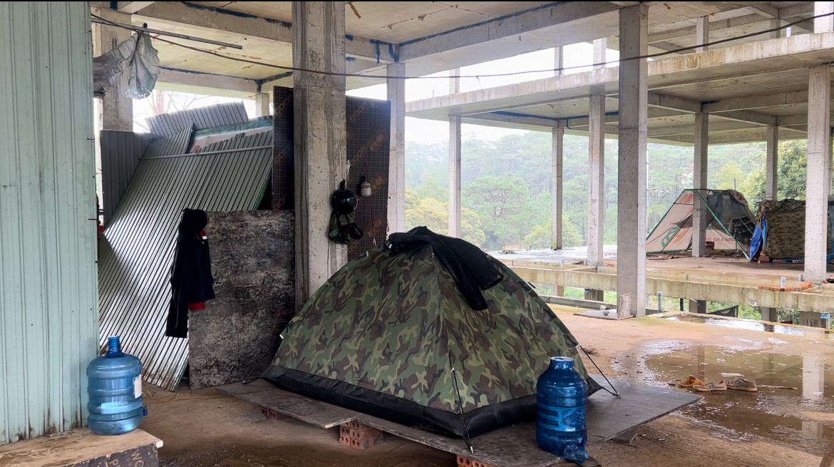 Nhiều lều tạm được dựng lên để trông biệt thự.