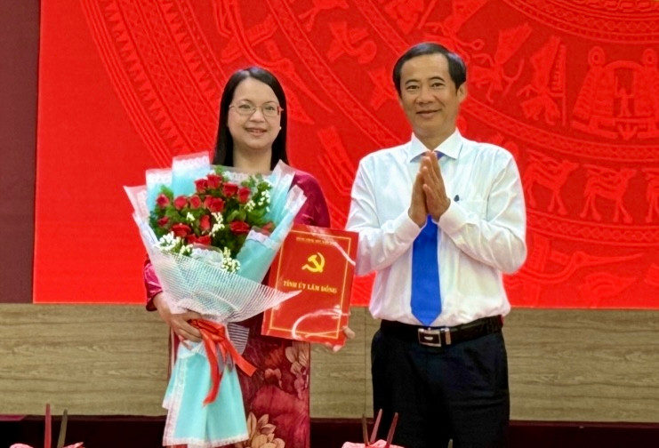 Quyền Bí thư Tỉnh uỷ Lâm Đồng trao quyết định cho tân Bí thư Huyện uỷ Đơn Dương