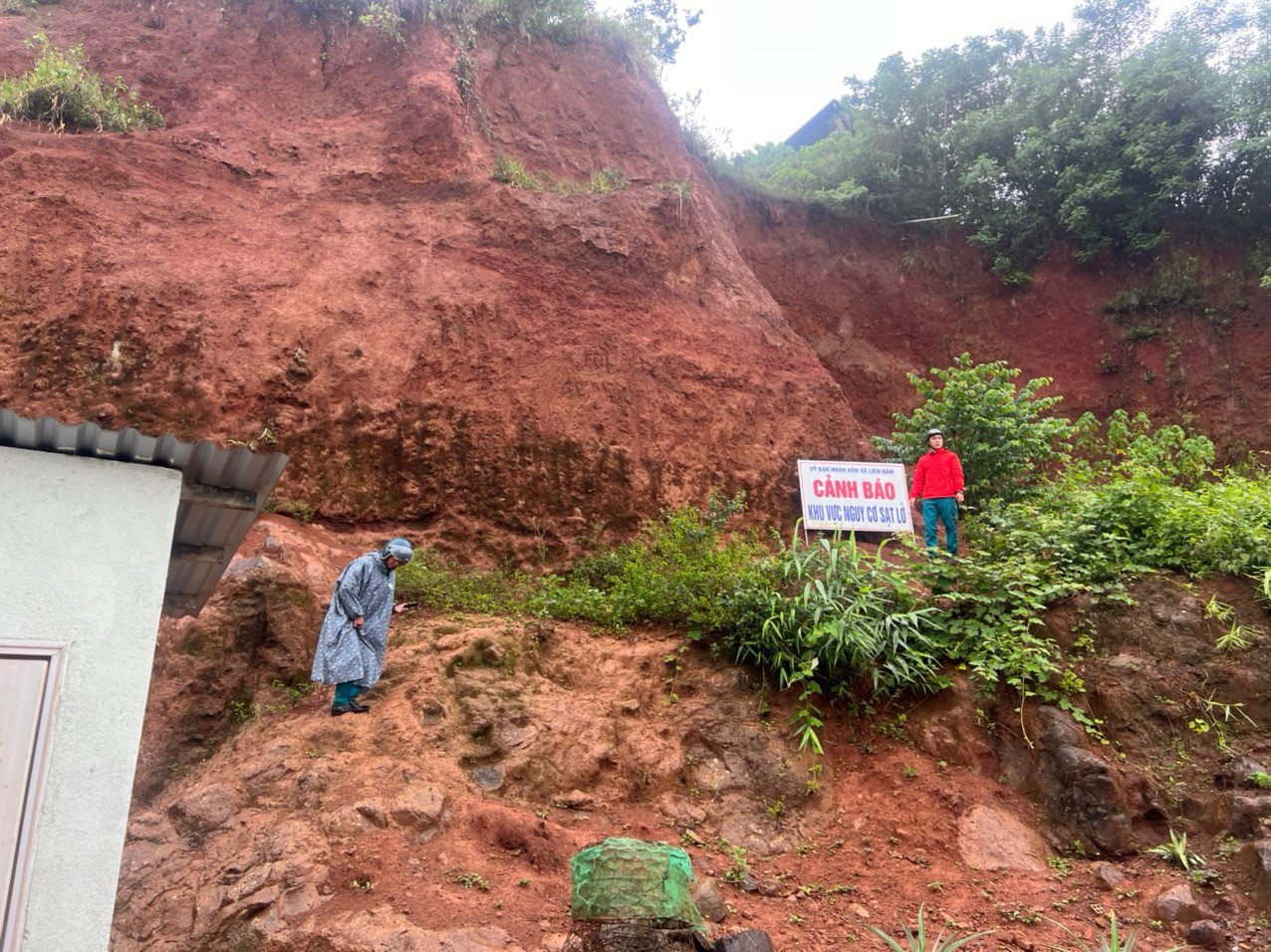 Lực lượng chức năng rà soát, cắm biển cảnh báo các khu vực nguy cơ xảy ra sạt lở đất, lũ lụt.