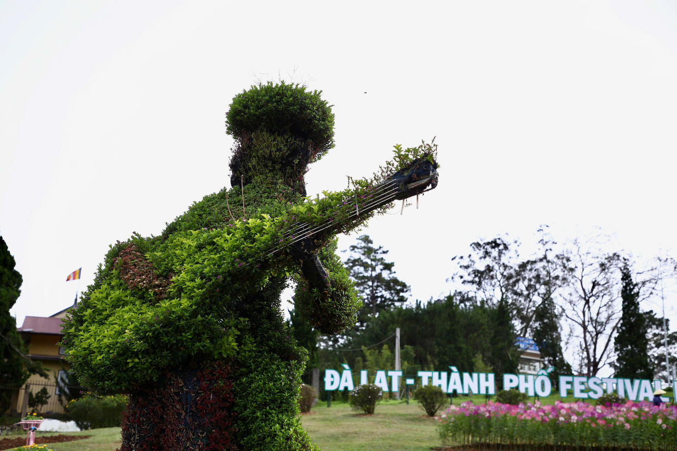 Theo ông Nguyễn Trung Kiên - Giám đốc Sở Văn hóa, Thể thao và Du lịch tỉnh Lâm Đồng, Festival hoa Đà Lạt chính thức khai mạc vào tối 5/12 và được tổ chức trong 1 tháng. Festival Hoa Đà Lạt năm nay tiếp tục khẳng định Đà Lạt là thành phố Festival Hoa của Việt Nam, thành phố sáng tạo trong lĩnh vực âm nhạc của UNESCO và thành phố thuộc "Nhóm 5 thành phố Festival ấn tượng của châu Á". Theo ông Nguyễn Trung Kiên - Giám đốc Sở Văn hóa, Thể thao và Du lịch tỉnh Lâm Đồng, Festival hoa Đà Lạt chính thức khai mạc vào tối 5/12 và được tổ chức trong 1 tháng. Festival Hoa Đà Lạt năm nay tiếp tục khẳng định Đà Lạt là thành phố Festival Hoa của Việt Nam, thành phố sáng tạo trong lĩnh vực âm nhạc của UNESCO và thành phố thuộc "Nhóm 5 thành phố Festival ấn tượng của châu Á".