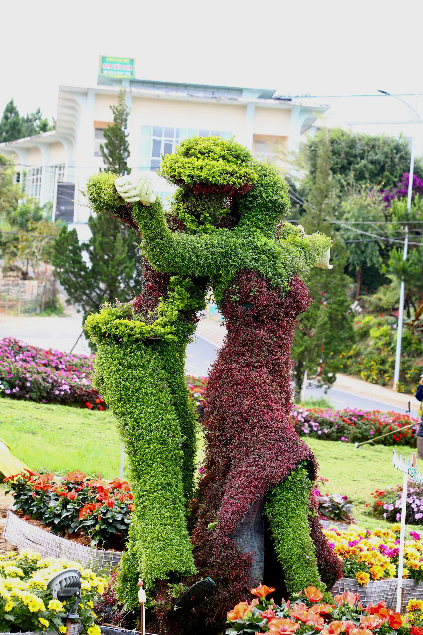 Các tượng khổng lồ làm từ cây xanh và hoa, hứa hẹn trở thành điểm check-in hấp dẫn du khách. Các tượng khổng lồ làm từ cây xanh và hoa, hứa hẹn trở thành điểm check-in hấp dẫn du khách.