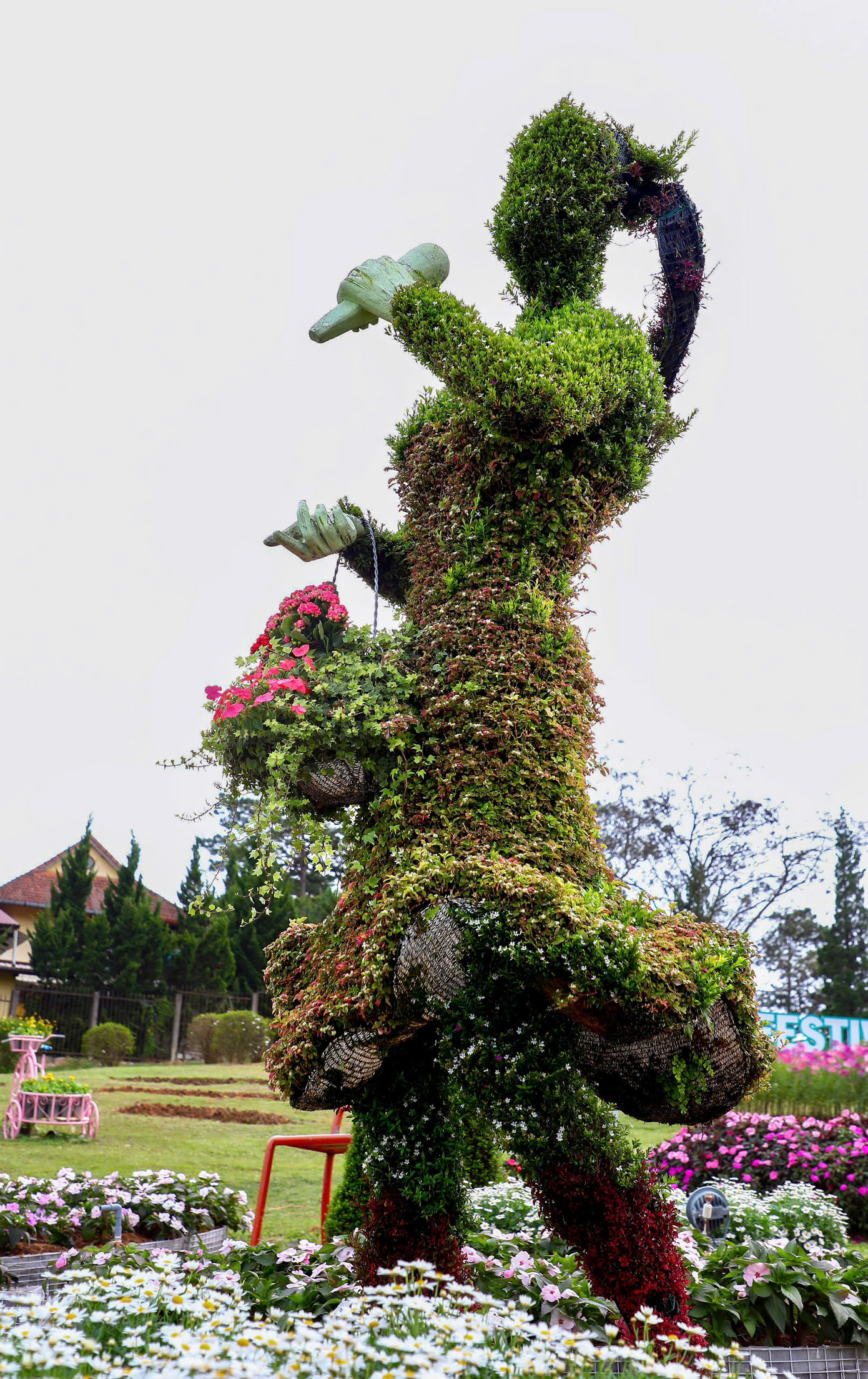 Các tượng khổng lồ làm từ cây xanh và hoa, hứa hẹn trở thành điểm check-in hấp dẫn du khách. Các tượng khổng lồ làm từ cây xanh và hoa, hứa hẹn trở thành điểm check-in hấp dẫn du khách.