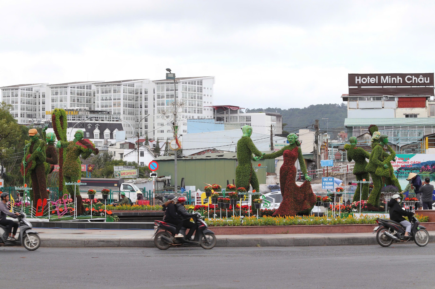 Hầu hết các tiểu cảnh trong thành phố Đà Lạt đã gần hoàn thiện cho Festival hoa.