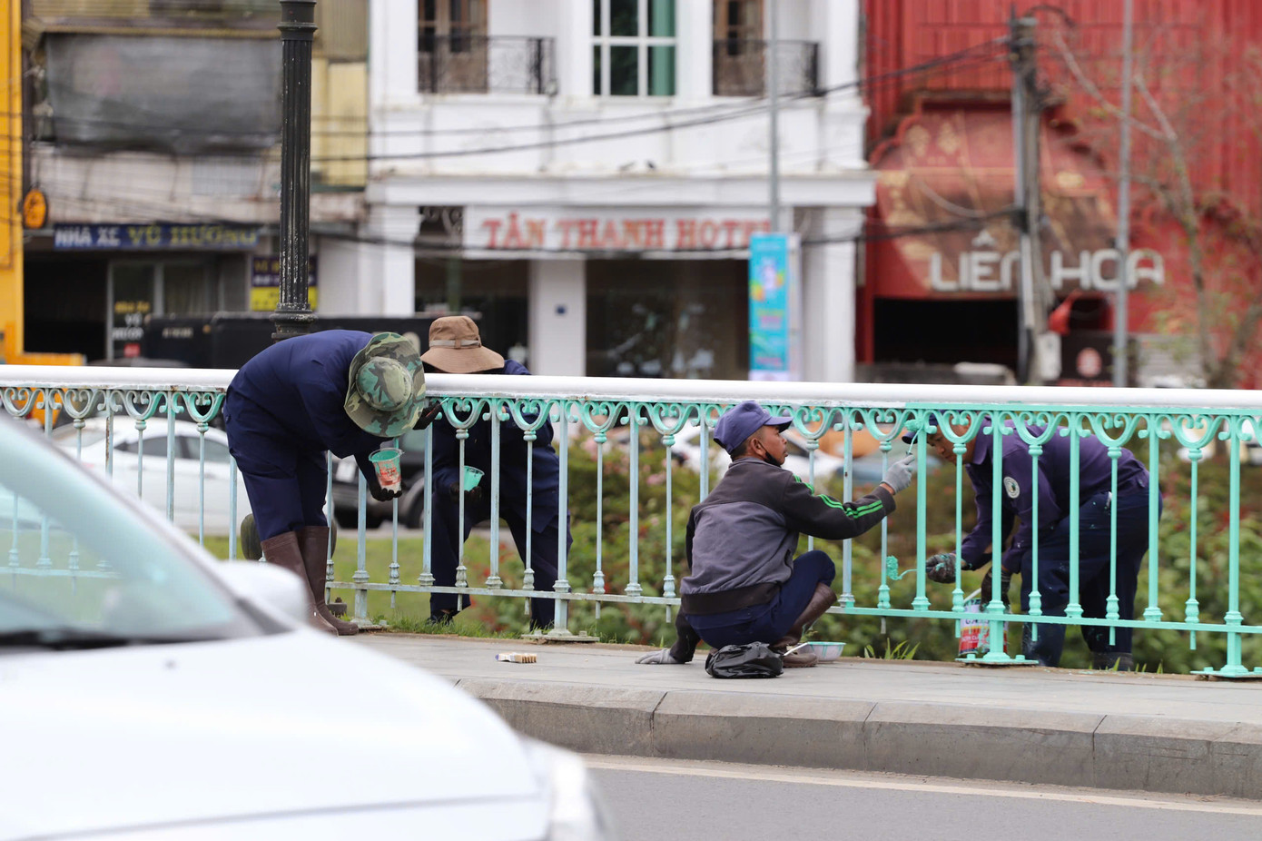 Tại các tuyến đường, công viên khu vực trung tâm thành phố đang được các nhân viên Công ty CP dịch vụ Đô thị Đà Lạt khẩn trương chỉnh trang, trồng mới các loài hoa. Tại các tuyến đường, công viên khu vực trung tâm thành phố đang được các nhân viên Công ty CP dịch vụ Đô thị Đà Lạt khẩn trương chỉnh trang, trồng mới các loài hoa.
