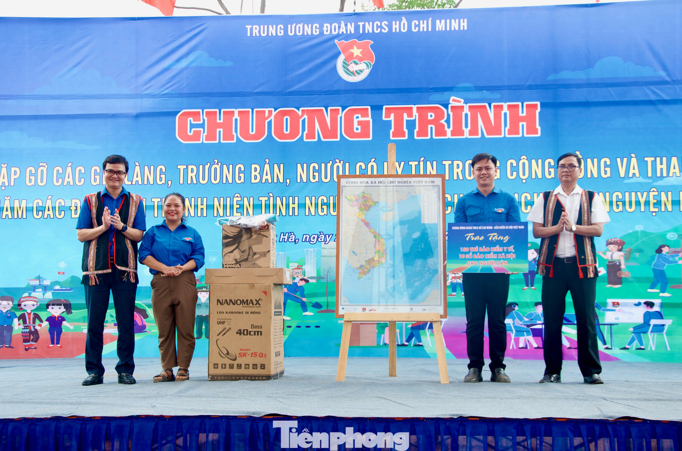 Thay mặt T.Ư Đoàn, Bí thư thứ nhất trao tặng 30 suất quà với tổng trị giá 45 triệu đồng cho các già làng, trưởng bản, người có uy tín; 30 suất học bổng tổng trị giá 30 triệu đồng cho các em học sinh ở xã Đăk Pxi; 1 phòng máy vi tính trị giá 100 triệu đồng cho Trường TH-THCS xã Đăk Pxi; 150 thẻ Bảo hiểm y tế cùng 10 sổ Bảo hiểm xã hội cho hộ nghèo huyện Đăk Hà; nhận đỡ đầu 1 học sinh mồ côi đến năm 18 tuổi; khởi công xây dựng “Ngôi nhà hạnh phúc” với tổng kinh phí 80 triệu đồng và trao tặng bản đồ Việt Nam nằm trong Cuộc vận động “Tự hào một dải non sông" cho đoàn xã Đăk Pxi.
