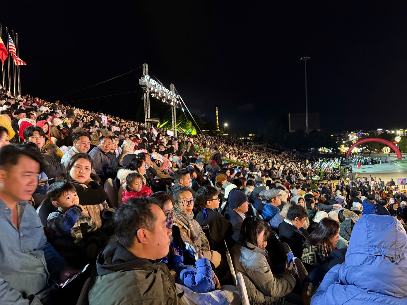 Hàng nghìn người dân, du khách xem khai mạc.