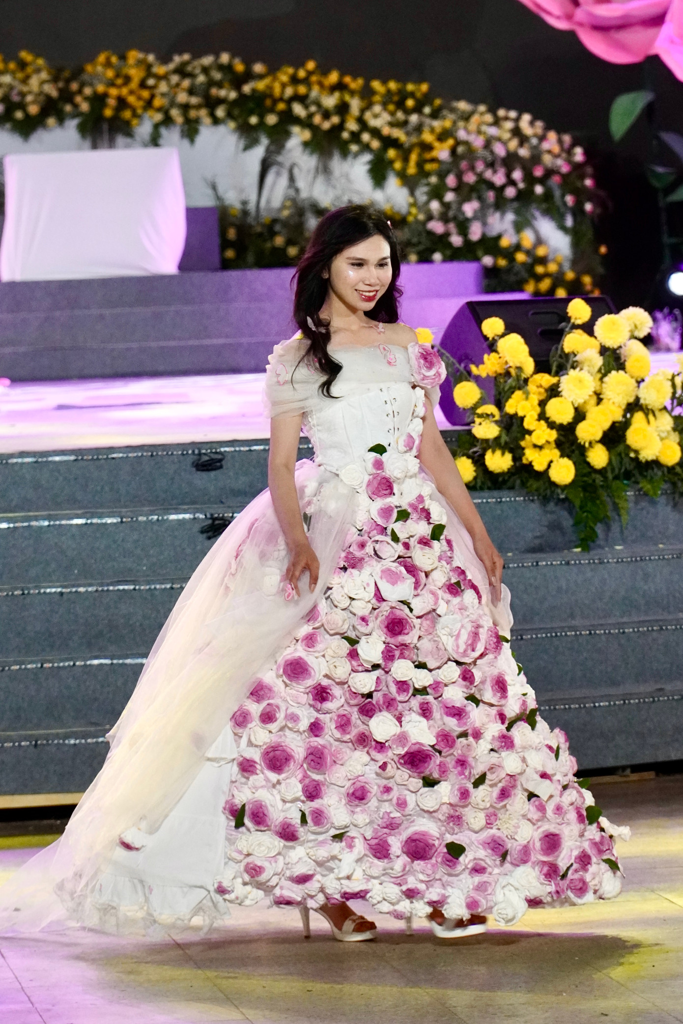 Dàn người mẫu tự tin trình diễn các bộ trang phục tái chế làm từ các vật liệu không còn sử dụng, tuyên truyền việc bảo vệ môi trường.